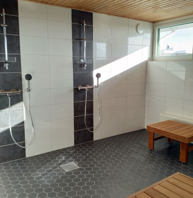 Modernisti saneerattu kylpyhuone